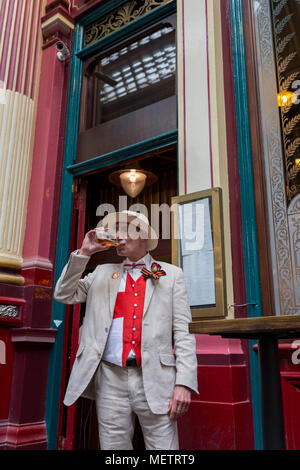 London, Großbritannien: 23. April 2018. Mittags ein Trinker genießt ein Bier in einem Pub in Leadenhall Market im Finanzviertel der Hauptstadt (aka der Square Mile), am 23. April, City of London, England. Credit: Richard Baker/Alamy leben Nachrichten Stockfoto