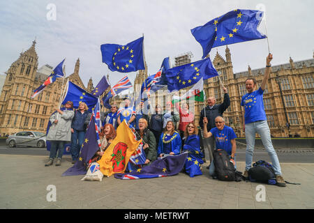 London, Großbritannien. 23 Apr, 2018. Stop Brexit Demonstranten wave Europäische Flaggen außerhalb des Parlaments, wie die Regierung es verkündet, wird die Zollunion Credit: Amer ghazzal/Alamy Leben Nachrichten hinterlassen Stockfoto