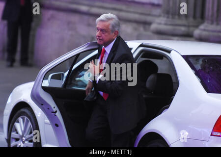 Kandidat für Mexikos Präsident der Morena politische Partei Andres Manuel Lopez Obrador nimmt an der ersten Debatte der Kandidaten für die Präsidentschaftswahlen des Mexiko am Palast der Bergbau. Stockfoto