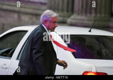 Kandidat für Mexikos Präsident der Morena politische Partei Andres Manuel Lopez Obrador nimmt an der ersten Debatte der Kandidaten für die Präsidentschaftswahlen des Mexiko am Palast der Bergbau. Stockfoto