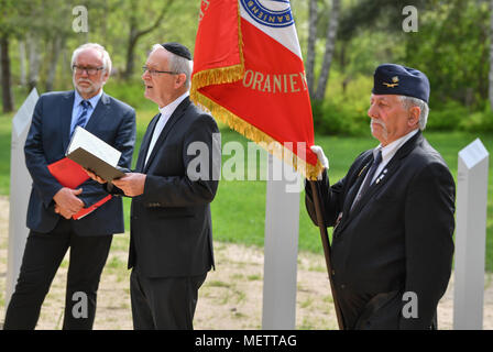 23 April 2018, Deutschland, Jamlitz: Allgemeine Betriebsleiter für die Pfarrei Görlitz der evangelischen Kirche, Martin Herche (C), anlässlich der Vorstellung des ein Denkmal auf dem Gelände eines ehemaligen Konzentrationslagers in Jamlitz. Das Denkmal wurde im Beisein von rund 50 Gäste mit ehemaligen Häftlingen auch dort geöffnet. Foto: Patrick Pleul/dpa-Zentralbild/ZB Stockfoto
