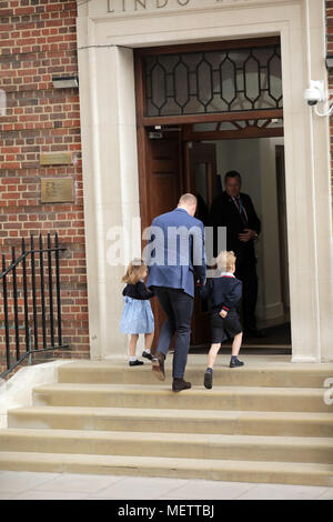 London, Großbritannien. 23. April 2018. Seine königliche Hoheit Prinz William, der Herzog von Cambridge kehrt in die Lindo Flügel mit Prinzessin Charlotte und Prince George die Herzogin von Cambridge zu besuchen und Ihr neues Baby Bruder treffen. Credit: Amanda Rose/Alamy leben Nachrichten Stockfoto