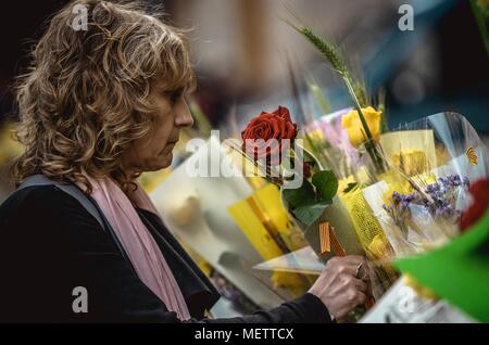 Barcelona, Spanien. 23 April, 2018: die Menschen legen eine gelbe Rose vor der Generalitat in Unterstützung des Inhaftierten und Katalanische pro-Exil Unabhängigkeit Politiker auf Saint George's Tag, Schutzpatron Kataloniens saint, die auch als 'Tag der Rose' in Katalonien bekannt. Credit: Matthias Oesterle/Alamy leben Nachrichten Stockfoto