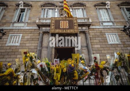 Barcelona, Spanien. 23 April, 2018: die Menschen legen eine gelbe Rose vor der Generalitat in Unterstützung des Inhaftierten und Katalanische pro-Exil Unabhängigkeit Politiker auf Saint George's Tag, Schutzpatron Kataloniens saint, die auch als 'Tag der Rose' in Katalonien bekannt. Credit: Matthias Oesterle/Alamy leben Nachrichten Stockfoto