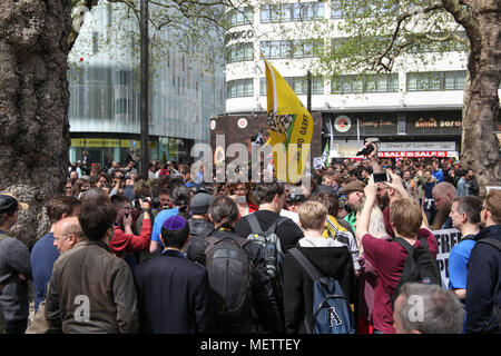 London, Großbritannien. 23. April 2018. Anzahl Dankula Anhänger versammeln sich in Leicester Square Credit: Alex Cavendish/Alamy leben Nachrichten Stockfoto