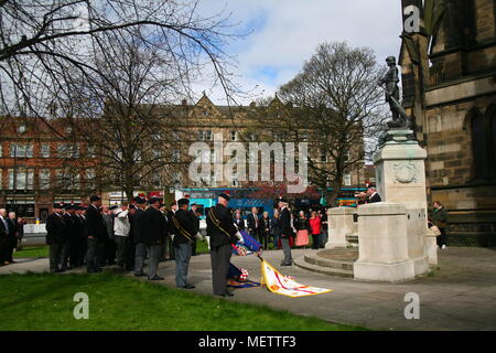 Newcastle, UK. 23. April 2018. St. Georges Tag Kranzniederlegung an den Northumberland Füsiliere Kriegerdenkmal&St George und seine trusty steed Newcastle Schloss. UK, 23. April 2018. David Whinham/Alamy leben Nachrichten Stockfoto