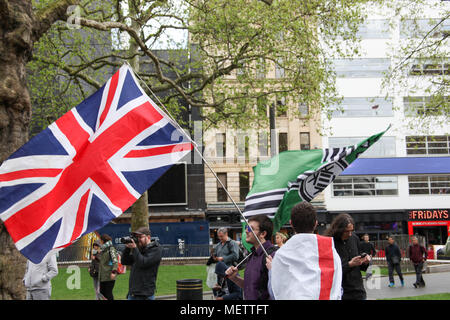 London, Großbritannien. 23. April 2018. Union Jack mit den Rechten "Kekistani' Flag Credit: Alex Cavendish/Alamy leben Nachrichten Stockfoto
