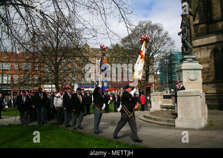 Newcastle, UK. 23. April 2018. St. Georges Tag Kranzniederlegung an den Northumberland Füsiliere Kriegerdenkmal&St George und seine trusty steed Newcastle Schloss. UK, 23. April 2018. David Whinham/Alamy leben Nachrichten Stockfoto