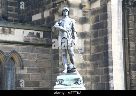 Newcastle, UK. 23. April 2018. St. Georges Tag Kranzniederlegung an den Northumberland Füsiliere Kriegerdenkmal&St George und seine trusty steed Newcastle Schloss. UK, 23. April 2018. David Whinham/Alamy leben Nachrichten Stockfoto