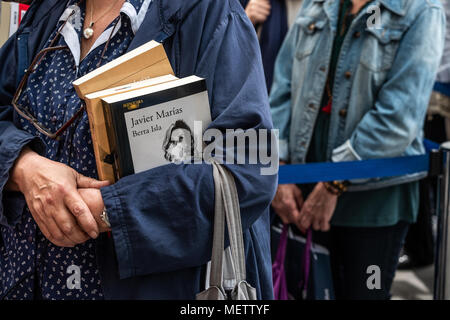 Barcelona, Spanien. 23. April 2018. Eine Frau gesehen wird, warten auf die Unterschrift des literarischen Thema Javier Marias. Catalunya feiert den "Tag des Sant Jordi", dem Tag der Bücher und Rosen. Catalunya hofft zu erreichen, die Zahl von 7 Millionen Rosen verkauft. Es ist Tradition eine Rose oder ein Buch bei Liebhabern zu geben. Zahlreiche literarische Autoren signieren ihre Bücher der Öffentlichkeit auf die Straße. Credit: SOPA Images Limited/Alamy leben Nachrichten Stockfoto