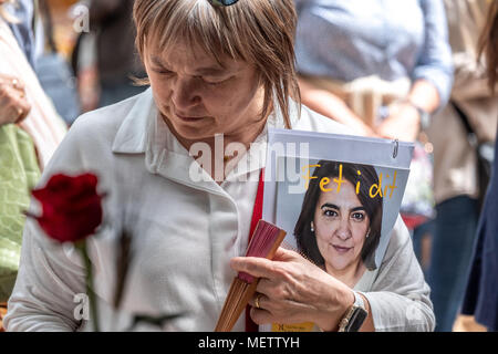 Barcelona, Spanien. 23. April 2018. Eine Frau ist auf der Suche nach Bücher in den Ställen in der Nähe von Las Ramblas. Catalunya feiert den "Tag des Sant Jordi", dem Tag der Bücher und Rosen. Catalunya hofft zu erreichen, die Zahl von 7 Millionen Rosen verkauft. Es ist Tradition eine Rose oder ein Buch bei Liebhabern zu geben. Zahlreiche literarische Autoren signieren ihre Bücher der Öffentlichkeit auf die Straße. Credit: SOPA Images Limited/Alamy leben Nachrichten Stockfoto