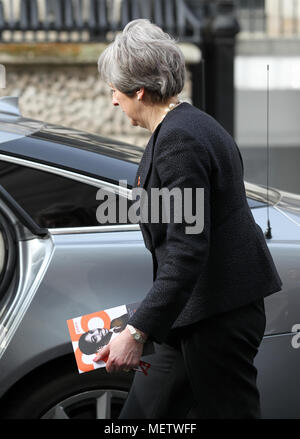 London, UK, 23. April 2018. Theresa May besucht das Stephen Lawrence Memorial in St. Martin in the Fields. Stockfoto