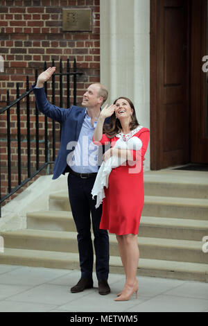 London, Großbritannien. 23. April 2018. Seine königliche Hoheit Prinz William, Herzog von Cambridge und SEINE KÖNIGLICHE HOHEIT, der Herzogin von Cambridge, stolz zeigen die neue Royal Baby zur Welt als die Lindo Flügel mit ihrem neugeborenen Sohn Kredit verlassen: Amanda Rose/Alamy leben Nachrichten Stockfoto