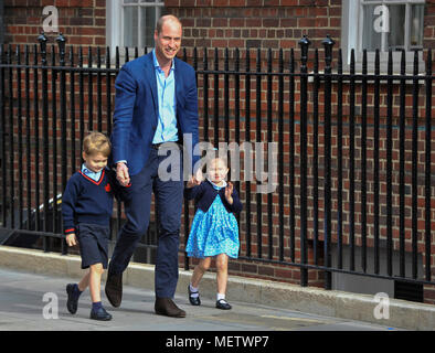 London, Großbritannien. 23 Apr, 2018. Der britische Prinz William (C), Herzog von Cambridge kommt mit Prince George (L) und Prinzessin Charlotte von Großbritannien Katharina, Herzogin von Cambridge, die Geburt zu einem Baby Boy im St. Mary's Hospital in London, Großbritannien, 23. April 2018 gegeben hat, zu besuchen. Prinzessin Kate am Montag brachte eine junge, ihr drittes Kind, das ist der fünfte in der Linie zu den britischen Thron. Credit: Stephen Chung/Xinhua/Alamy leben Nachrichten Stockfoto