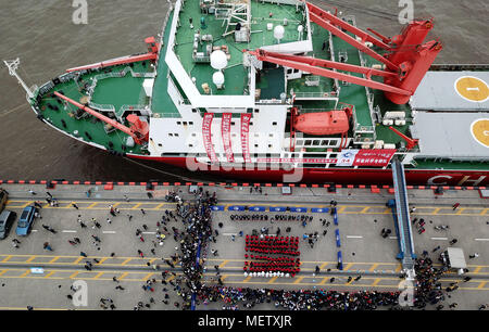 Shanghai. 8 Nov, 2017. Luftbild am 21 April, 2018 zeigt die Mitglieder von Chinas 34. Antarktisexpedition im Rahmen einer Begrüßungszeremonie auf einem Dock in Shanghai, China. Chinas Forschung Eisbrecher Xuelong beendete 34th Antarktisexpedition des Landes und kehrte nach Shanghai am Samstag. Die Expedition begann am Nov. 8, 2017 und bedeckt eine Reise von 38.000 Seemeilen. Credit: Fang Zhe/Xinhua/Alamy leben Nachrichten Stockfoto