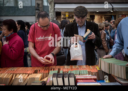 Barcelona, Katalonien, Spanien. April 23, 2018 - zwei Männer im Buch stand in den Straßen von Barcelona. Katalanen feiern den Tag ihrer Schutzheiligen, die Tradition der Sant Jordi Tag (St. George) Befehle Männer eine Rose zu Frauen und Frauen zu geben, ein Buch geben, Männer in ein Zeichen der Liebe. Credit: Jordi Boixareu/Alamy leben Nachrichten Stockfoto