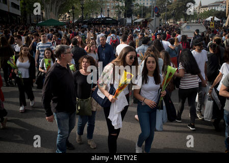 Barcelona, Katalonien, Spanien. April 23, 2018 - Menschen gehen, die Rosen in den Straßen von Barcelona. Katalanen feiern den Tag ihrer Schutzheiligen, die Tradition der Sant Jordi Tag (St. George) Befehle Männer eine Rose zu Frauen und Frauen zu geben, ein Buch geben, Männer in ein Zeichen der Liebe. Credit: Jordi Boixareu/Alamy leben Nachrichten Stockfoto