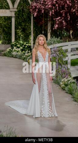 Ensayo de desfile de Barcelona, donde se presentará la nueva colección Atelier Pronovias 2019. Los modelos internacionales Romee Strijd, Cindy Bruna, Blanca Padilla, Sarah Fraser y Gnade Guozhi han compartido escenariocon las españolas Blanca Romero y su hija Lucía Rivera. Cabre/798/Cordon drücken Sie die Parade Probe in Barcelona, wo das neue Atelier Pronovias 2019 Sammlung präsentiert werden. Internationale Modelle Romee Strijd, Cindy Bruna, Blanca Padilla, Sarah Fraser und Gnade Guozhi haben die Etappe mit spanischen Modelle Blanca Romero und ihre Tochter Lucia Rivera geteilt. Stockfoto