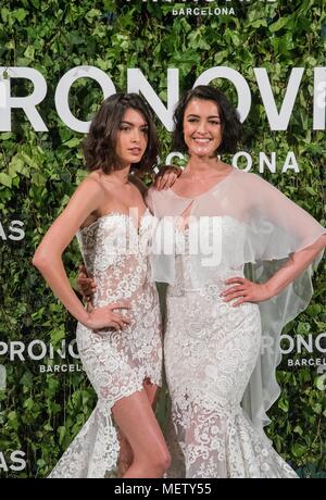 Ensayo de desfile de Barcelona, donde se presentará la nueva colección Atelier Pronovias 2019. Los modelos internacionales Romee Strijd, Cindy Bruna, Blanca Padilla, Sarah Fraser y Gnade Guozhi han compartido escenariocon las españolas Blanca Romero y su hija Lucía Rivera. Cabre/798/Cordon drücken Sie die Parade Probe in Barcelona, wo das neue Atelier Pronovias 2019 Sammlung präsentiert werden. Internationale Modelle Romee Strijd, Cindy Bruna, Blanca Padilla, Sarah Fraser und Gnade Guozhi haben die Etappe mit spanischen Modelle Blanca Romero und ihre Tochter Lucia Rivera geteilt. Stockfoto