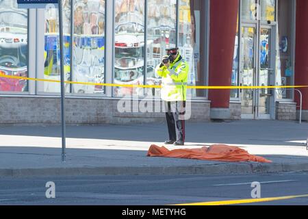 Toronto, Ontario, Kanada. 23 Apr, 2018. Toronto, CAN, 23. Apr 2018 - Mindestens 10 Menschen sind in Toronto starb nach einem Treiber einen Bürgersteig montiert und fuhren mehrere Kilometer markante Dutzende am April 23, 2018 Credit: Victor Biro/ZUMA Draht/Alamy leben Nachrichten Stockfoto