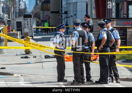 Toronto, Ontario, Kanada. 23 Apr, 2018. Toronto, CAN, 23. Apr 2018 - Mindestens 10 Menschen sind in Toronto starb nach einem Treiber einen Bürgersteig montiert und fuhren mehrere Kilometer markante Dutzende am April 23, 2018 Credit: Victor Biro/ZUMA Draht/Alamy leben Nachrichten Stockfoto