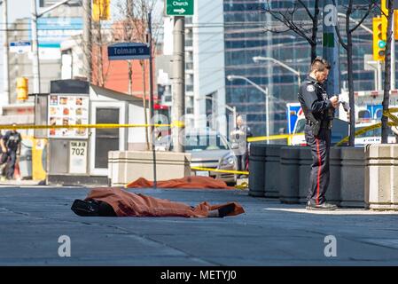 Toronto, Ontario, Kanada. 23 Apr, 2018. Toronto, CAN, 23. Apr 2018 - Mindestens 10 Menschen sind in Toronto starb nach einem Treiber einen Bürgersteig montiert und fuhren mehrere Kilometer markante Dutzende am April 23, 2018 Credit: Victor Biro/ZUMA Draht/Alamy leben Nachrichten Stockfoto