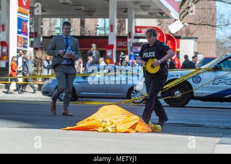 Toronto, Ontario, Kanada. 23 Apr, 2018. Toronto, CAN, 23. Apr 2018 - Mindestens 10 Menschen sind in Toronto starb nach einem Treiber einen Bürgersteig montiert und fuhren mehrere Kilometer markante Dutzende am April 23, 2018 Credit: Victor Biro/ZUMA Draht/Alamy leben Nachrichten Stockfoto