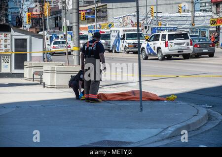 Toronto, Ontario, Kanada. 23 Apr, 2018. Toronto, CAN, 23. Apr 2018 - Mindestens 10 Menschen sind in Toronto starb nach einem Treiber einen Bürgersteig montiert und fuhren mehrere Kilometer markante Dutzende am April 23, 2018 Credit: Victor Biro/ZUMA Draht/Alamy leben Nachrichten Stockfoto