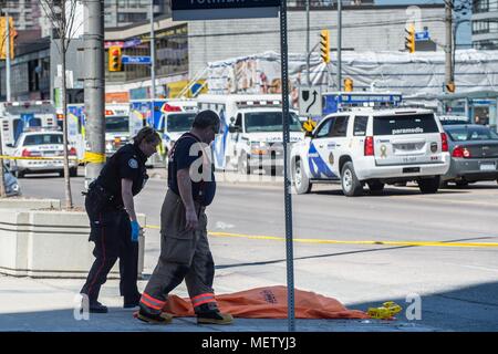 Toronto, Ontario, Kanada. 23 Apr, 2018. Toronto, CAN, 23. Apr 2018 - Mindestens 10 Menschen sind in Toronto starb nach einem Treiber einen Bürgersteig montiert und fuhren mehrere Kilometer markante Dutzende am April 23, 2018 Credit: Victor Biro/ZUMA Draht/Alamy leben Nachrichten Stockfoto