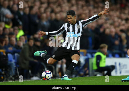 Liverpool, Großbritannien. 23 Apr, 2018. Ayoze Perez von Newcastle United in Aktion. Premier League match, Everton v Newcastle Utd im Goodison Park in Liverpool am Montag, den 23. April 2018. Dieses Bild dürfen nur für redaktionelle Zwecke verwendet werden. Nur die redaktionelle Nutzung, eine Lizenz für die gewerbliche Nutzung erforderlich. Keine Verwendung in Wetten, Spiele oder einer einzelnen Verein/Liga/player Publikationen. pic von Chris Stading/Andrew Orchard sport Fotografie/Alamy leben Nachrichten Stockfoto