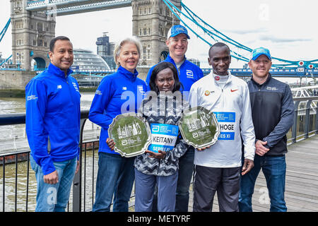 London, Großbritannien. 23. April 2018. Kenianer Eliud Kipchoge und Mary Keitany zusammen das Rennen der Beamten an der Gewinner Darstellung nach dem 2018 Virgin Money London Marathon am Montag, den 23. April 2018. London, England. Credit: Taka Wu/Alamy leben Nachrichten Stockfoto