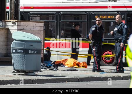 Toronto, Ontario, Kanada. 23 Apr, 2018. Mindestens 10 Menschen wurden getötet in Toronto nach einem Treiber einen Bürgersteig montiert und fuhren mehrere Kilometer markante Dutzende am April 23, 2018 Credit: Victor Biro/ZUMA Draht/Alamy leben Nachrichten Stockfoto