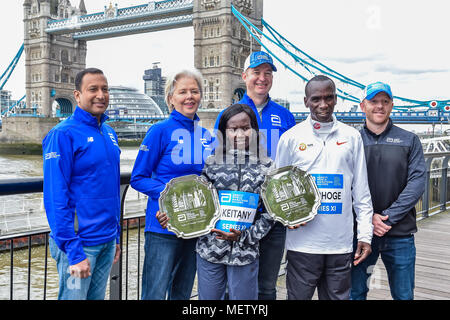 London, Großbritannien. 23. April 2018. Kenianer Eliud Kipchoge und Mary Keitany zusammen das Rennen Beamte an Foto Anruf Gewinner Präsentation der Gewinner nach dem 2018 Virgin Money London Marathon am Montag, den 23. April 2018. London, England. Credit: Taka Wu/Alamy leben Nachrichten Stockfoto