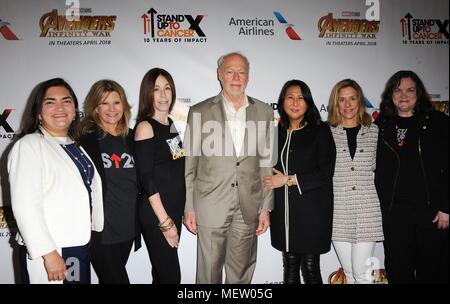 Los Angeles, CA, USA. 23 Apr, 2018. Dr. Marcela Maus, Pamela Oas Williams, Ellen Ziffren, Dr. Philip A. Scharfe, gesungen Poblete, Elise Eberwein, Kathleen Lobb in der Ankunftshalle für American Airlines, Stand bis zu Krebs (SU2C) und die Marvel Studios präsentieren PSA Kampagne, Dockweiler State Beach, Los Angeles, CA April 23, 2018. Credit: Elizabeth Goodenough/Everett Collection/Alamy leben Nachrichten Stockfoto