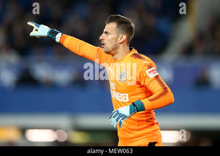 Liverpool, Großbritannien. 23 Apr, 2018. Newcastle United Torwart Martin Dubravka zeigt. Premier League match, Everton v Newcastle Utd im Goodison Park in Liverpool am Montag, den 23. April 2018. Dieses Bild dürfen nur für redaktionelle Zwecke verwendet werden. Nur die redaktionelle Nutzung, eine Lizenz für die gewerbliche Nutzung erforderlich. Keine Verwendung in Wetten, Spiele oder einer einzelnen Verein/Liga/player Publikationen. pic von Chris Stading/Andrew Orchard sport Fotografie/Alamy leben Nachrichten Stockfoto