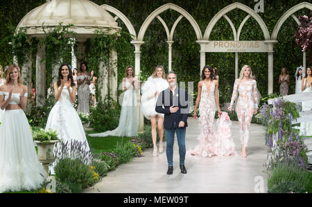 Barcelona, Spanien. 23.April 2018. Ende der Pronovias zeigen während Barcelona Bridal Fashion Week 2018 Fira de Barcelona am 23. April in Barcelona, Spanien 2018. © Victor Puig/Alamy leben Nachrichten Stockfoto