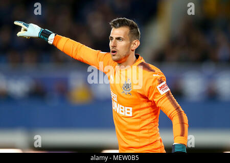 Liverpool, Großbritannien. 23 Apr, 2018. Newcastle United Torwart Martin Dubravka Punkte. Premier League match, Everton v Newcastle Utd im Goodison Park in Liverpool am Montag, den 23. April 2018. Dieses Bild dürfen nur für redaktionelle Zwecke verwendet werden. Nur die redaktionelle Nutzung, eine Lizenz für die gewerbliche Nutzung erforderlich. Keine Verwendung in Wetten, Spiele oder einer einzelnen Verein/Liga/player Publikationen. pic von Chris Stading/Andrew Orchard sport Fotografie/Alamy leben Nachrichten Stockfoto