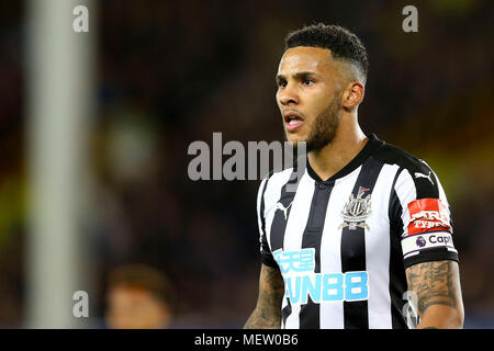 Liverpool, Großbritannien. 23 Apr, 2018. Jamaal Lascelles von Newcastle United an schaut. Premier League match, Everton v Newcastle Utd im Goodison Park in Liverpool am Montag, den 23. April 2018. Dieses Bild dürfen nur für redaktionelle Zwecke verwendet werden. Nur die redaktionelle Nutzung, eine Lizenz für die gewerbliche Nutzung erforderlich. Keine Verwendung in Wetten, Spiele oder einer einzelnen Verein/Liga/player Publikationen. pic von Chris Stading/Andrew Orchard sport Fotografie/Alamy leben Nachrichten Stockfoto