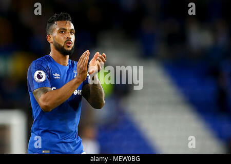 Liverpool, Großbritannien. 23 Apr, 2018. Theo Walcott von Everton klatscht an die Fans nach dem Spiel. Premier League match, Everton v Newcastle Utd im Goodison Park in Liverpool am Montag, den 23. April 2018. Dieses Bild dürfen nur für redaktionelle Zwecke verwendet werden. Nur die redaktionelle Nutzung, eine Lizenz für die gewerbliche Nutzung erforderlich. Keine Verwendung in Wetten, Spiele oder einer einzelnen Verein/Liga/player Publikationen. pic von Chris Stading/Andrew Orchard sport Fotografie/Alamy leben Nachrichten Stockfoto