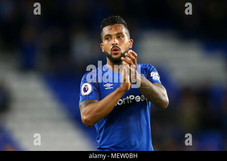 Liverpool, Großbritannien. 23 Apr, 2018. Theo Walcott von Everton klatscht an die Fans nach dem Spiel. Premier League match, Everton v Newcastle Utd im Goodison Park in Liverpool am Montag, den 23. April 2018. Dieses Bild dürfen nur für redaktionelle Zwecke verwendet werden. Nur die redaktionelle Nutzung, eine Lizenz für die gewerbliche Nutzung erforderlich. Keine Verwendung in Wetten, Spiele oder einer einzelnen Verein/Liga/player Publikationen. pic von Chris Stading/Andrew Orchard sport Fotografie/Alamy leben Nachrichten Stockfoto