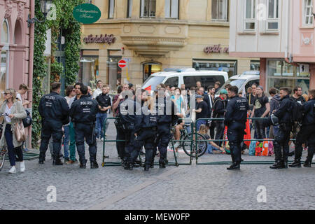 Mainz, Deutschland. 23. April 2018. Die Polizei hat einen großen Bereich rund um den rechtsextremen Protest mit Zäunen abgesperrt. Rund 50 Rechtsextreme Demonstranten sammelten sich in der Innenstadt von Mainz, gegen die deutsche Regierung zu protestieren, für die Schließung der Grenzen und gegen Flüchtlinge unter dem Motto 'MErkel hat zu gehen'. Sie waren gehechelt, um rund 350 Zähler - Demonstranten. Quelle: Michael Debets/Alamy leben Nachrichten Stockfoto