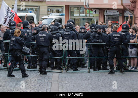 Mainz, Deutschland. 23. April 2018. Eine starke Polizeipräsenz trennt die beiden Proteste. Rund 50 Rechtsextreme Demonstranten sammelten sich in der Innenstadt von Mainz, gegen die deutsche Regierung zu protestieren, für die Schließung der Grenzen und gegen Flüchtlinge unter dem Motto 'MErkel hat zu gehen'. Sie waren gehechelt, um rund 350 Zähler - Demonstranten. Quelle: Michael Debets/Alamy leben Nachrichten Stockfoto