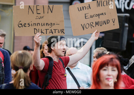 Mainz, Deutschland. 23. April 2018. Ein rechter Demonstrant hält Anzeichen dafür, dass Lesen "Nein zur Einteilung von Diktatur und nicht der Wächter von Europa". Rund 50 Rechtsextreme Demonstranten in der Innenstadt von Mainz sammelte, gegen die deutsche Regierung zu protestieren, für die Schließung der Grenzen und gegen Flüchtlinge unter dem Motto goÕ ÔMerkel hat. Sie waren gehechelt, um rund 350 Zähler - Demonstranten. Quelle: Michael Debets/Alamy leben Nachrichten Stockfoto