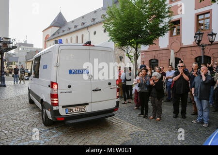 Mainz, Deutschland. 23. April 2018. Die Polizei blockiert die Sicht aus dem Zähler - Protest der Rechten protestieren mit Vans. Rund 50 Rechtsextreme Demonstranten in der Innenstadt von Mainz sammelte, gegen die deutsche Regierung zu protestieren, für die Schließung der Grenzen und gegen Flüchtlinge unter dem Motto goÕ ÔMerkel hat. Sie waren gehechelt, um rund 350 Zähler - Demonstranten. Quelle: Michael Debets/Alamy leben Nachrichten Stockfoto