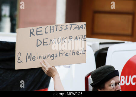 Mainz, Deutschland. 23. April 2018. Ein rechter Demonstrant hält Zeichen, liest, "Rechtsstaatlichkeit, Demokratie und Freiheit der Rede". Rund 50 Rechtsextreme Demonstranten in der Innenstadt von Mainz sammelte, gegen die deutsche Regierung zu protestieren, für die Schließung der Grenzen und gegen Flüchtlinge unter dem Motto goÕ ÔMerkel hat. Sie waren gehechelt, um rund 350 Zähler - Demonstranten. Quelle: Michael Debets/Alamy leben Nachrichten Stockfoto