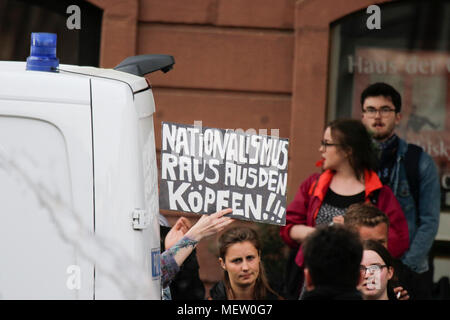 Mainz, Deutschland. 23. April 2018. Eine Demonstrantin hält Zeichen, liest, "Nationalismus aus ihren Köpfen'. Rund 50 Rechtsextreme Demonstranten in der Innenstadt von Mainz sammelte, gegen die deutsche Regierung zu protestieren, für die Schließung der Grenzen und gegen Flüchtlinge unter dem Motto goÕ ÔMerkel hat. Sie waren gehechelt, um rund 350 Zähler - Demonstranten. Quelle: Michael Debets/Alamy leben Nachrichten Stockfoto