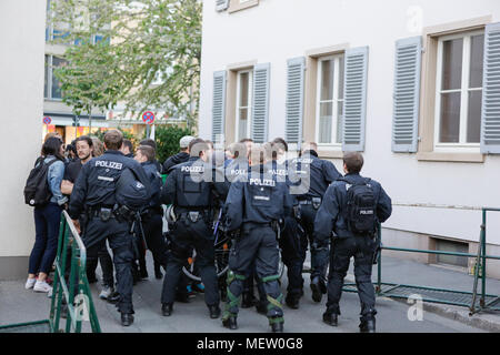 Mainz, Deutschland. 23. April 2018. Polizisten Demonstranten zur Seite schieben, um Platz für die rechten Demonstranten, weg zu fahren. Rund 50 Rechtsextreme Demonstranten sammelten sich in der Innenstadt von Mainz, gegen die deutsche Regierung zu protestieren, für die Schließung der Grenzen und gegen Flüchtlinge unter dem Motto 'MErkel hat zu gehen'. Sie waren gehechelt, um rund 350 Zähler - Demonstranten. Quelle: Michael Debets/Alamy leben Nachrichten Stockfoto