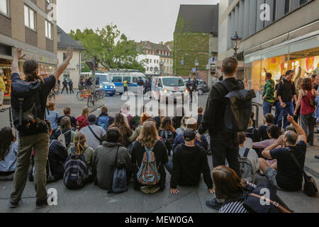 Mainz, Deutschland. 23. April 2018. Counter-Demonstranten Stadium a sit-down Protest, der van der rechten Demonstranten zu verlassen. Rund 50 Rechtsextreme Demonstranten in der Innenstadt von Mainz sammelte, gegen die deutsche Regierung zu protestieren, für die Schließung der Grenzen und gegen Flüchtlinge unter dem Motto goÕ ÔMerkel hat. Sie waren gehechelt, um rund 350 Zähler - Demonstranten. Quelle: Michael Debets/Alamy leben Nachrichten Stockfoto