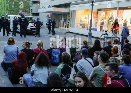 Mainz, Deutschland. 23. April 2018. Counter-Demonstranten Stadium a sit-down Protest, der van der rechten Demonstranten zu verlassen. Rund 50 Rechtsextreme Demonstranten in der Innenstadt von Mainz sammelte, gegen die deutsche Regierung zu protestieren, für die Schließung der Grenzen und gegen Flüchtlinge unter dem Motto goÕ ÔMerkel hat. Sie waren gehechelt, um rund 350 Zähler - Demonstranten. Quelle: Michael Debets/Alamy leben Nachrichten Stockfoto