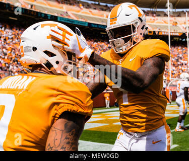 April 21, 2018: wide receiver Marquez Callaway #1 der Tennessee Volunteers und zurück läuft Tim Jordan #9 der Tennessee Volunteers feiern ein Spiel während der der Universität von Tennessee Volunteers Orange und Weiß intrasquad scrimmage Spiel auf Neyland Stadium in Knoxville, TN Tim Gangloff/CSM Stockfoto